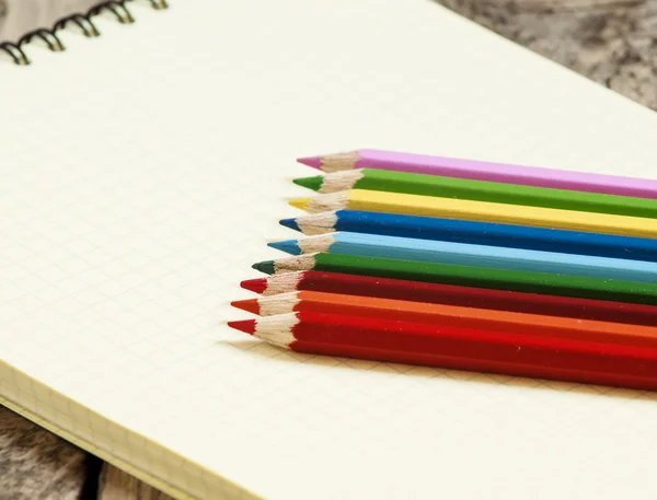 Espaço de trabalho com lápis coloridos — Fotografia de Stock
