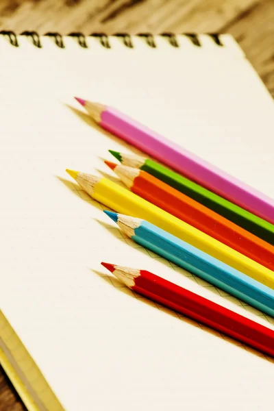 Робочий простір з кольоровими олівцями — стокове фото