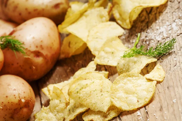 Patatas frescas y patatas fritas — Foto de Stock