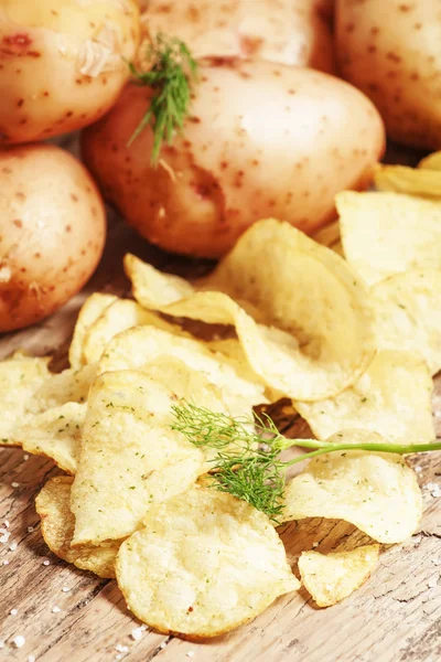 Patatas frescas y patatas fritas — Foto de Stock