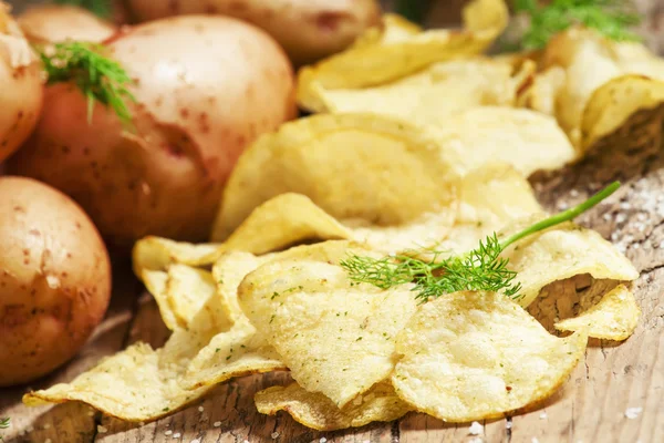 Batatas frescas e batatas fritas — Fotografia de Stock