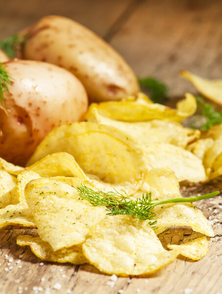 Свежий картофель и чипсы
