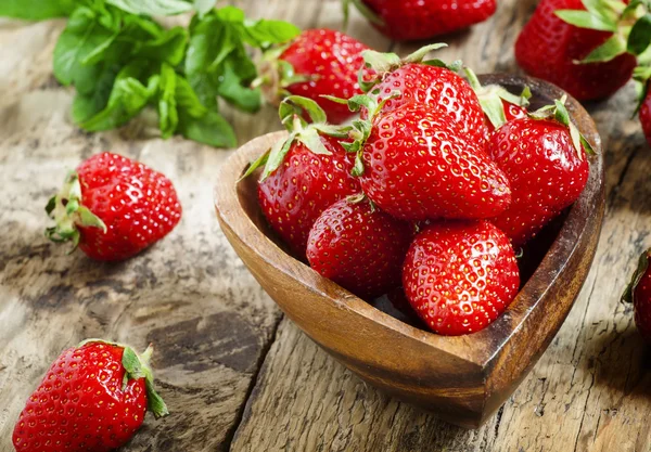 Fresas frescas en un tazón en forma de corazón —  Fotos de Stock