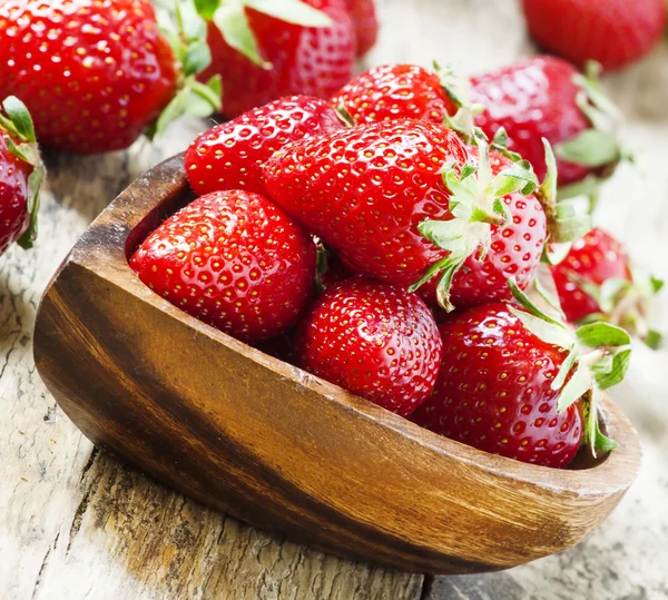 在形状中的一颗心一碗新鲜草莓 — 图库照片