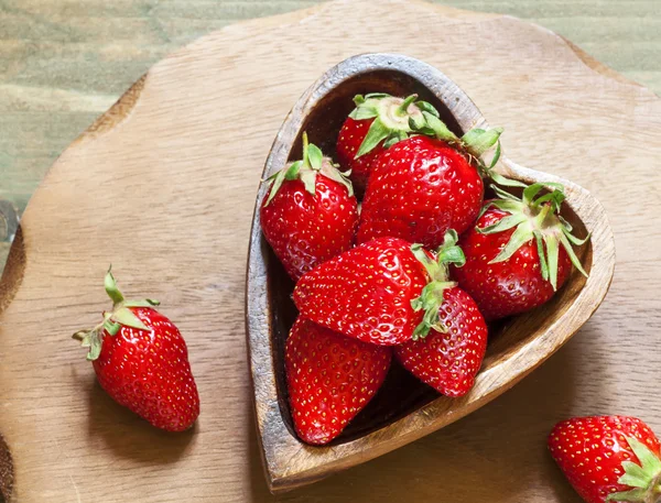 Fresas frescas en un tazón en forma de corazón —  Fotos de Stock