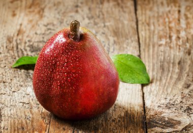 Taze kırmızı armut ile su damlaları 