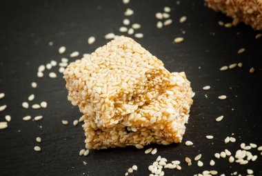 Susam tohumu bal ve dağınık tahıl Bar 