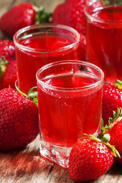 Jasny świeżego zimny sok truskawkowy — Zdjęcie stockowe