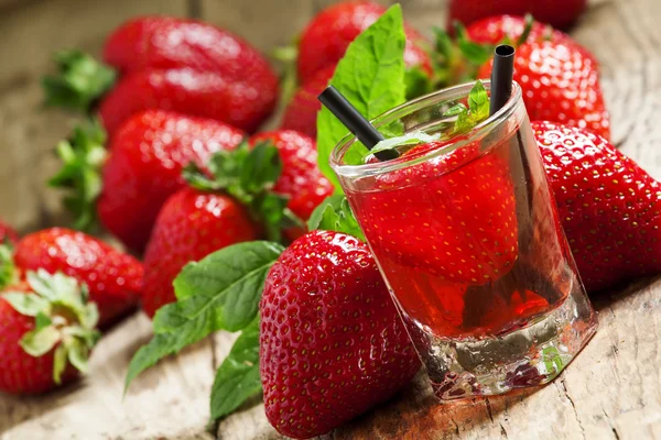 Taze çilek Çilek ve nane ile kokteyl 