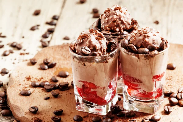 美味咖啡和巧克力冰激淋与草莓 — 图库照片