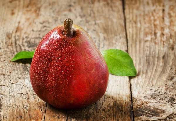 Taze kırmızı armut ile su damlaları 