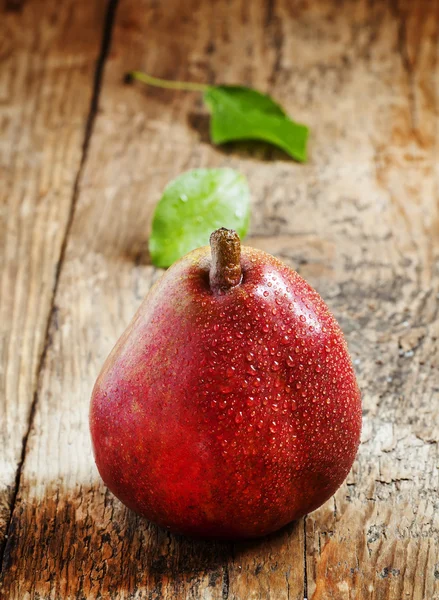 Poire rouge fraîche avec gouttes d'eau — Photo