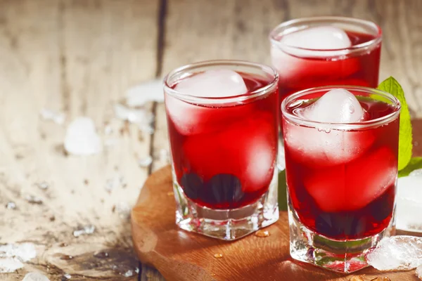 Красный ягодный коктейль с мятой и льдом — стоковое фото