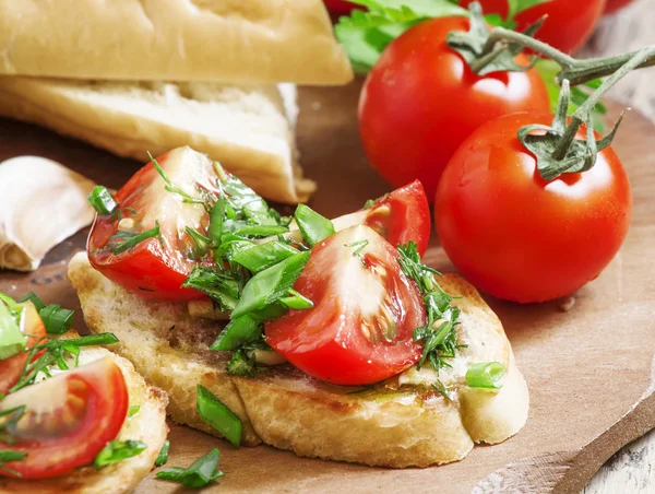 Bruschetta italiana tradicional con tomates —  Fotos de Stock