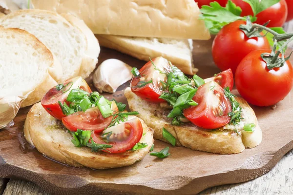 Bruschetta italiana tradicional con tomates —  Fotos de Stock