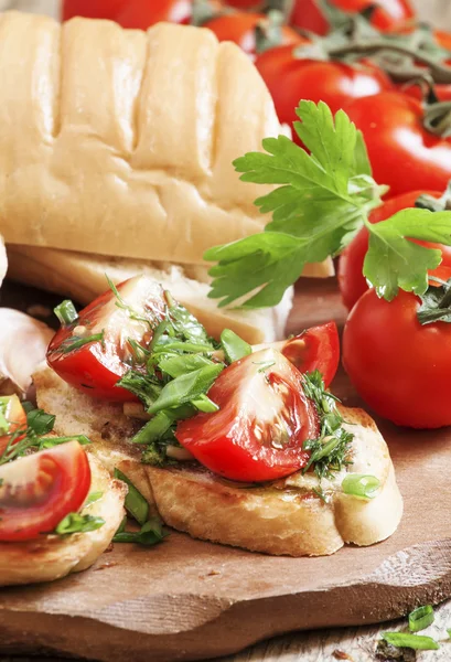 Bruschetta italiana tradicional con tomates —  Fotos de Stock