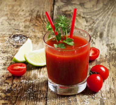 Kırmızı kokteyl domates suyu ile