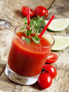 Kırmızı kokteyl domates suyu ile
