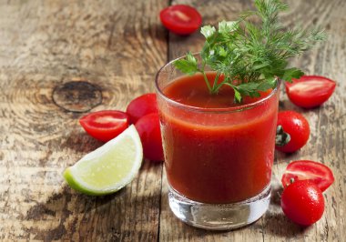 Kırmızı kokteyl domates suyu ile