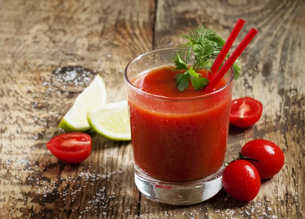 Красный коктейль с томатным соком — стоковое фото