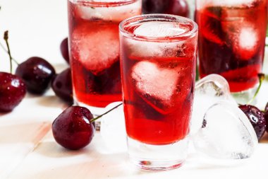 Kırmızı içecek bir kalp şeklinde buz buz