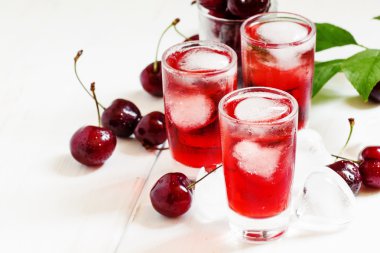 Kırmızı içecek bir kalp şeklinde buz buz