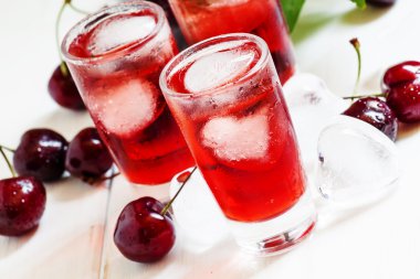 Kırmızı içecek bir kalp şeklinde buz buz