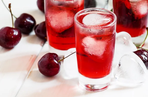 Kırmızı içecek bir kalp şeklinde buz buz