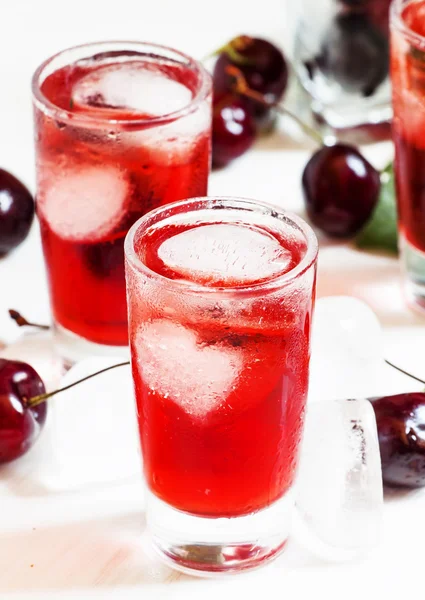 Kırmızı içecek bir kalp şeklinde buz buz