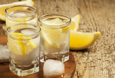 Limon ve buz serinletici kokteyller