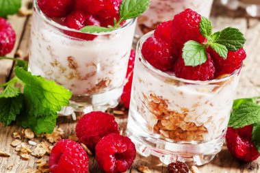 Yoğurt, ahududu ve nane ile ev yapımı granola 