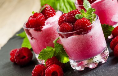 Çilek ve nane ile Ahududu granita 