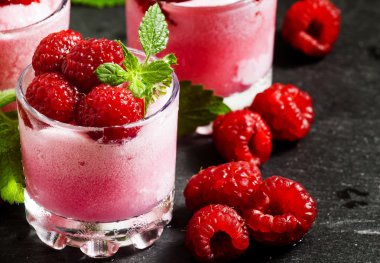 Çilek ve nane ile Ahududu granita 