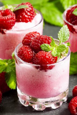 Çilek ve nane ile Ahududu granita 