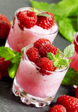 Çilek ve nane ile Ahududu granita 