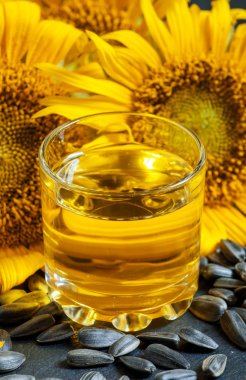 Bir bardak taze ayçiçeği yağı