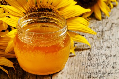 Bal ve ayçiçeği ahşap bir masa üzerinde