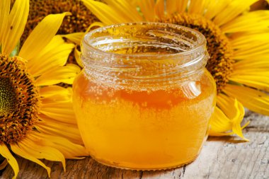 Bal ve ayçiçeği ahşap bir masa üzerinde