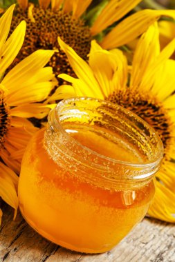 Bal ve ayçiçeği ahşap bir masa üzerinde