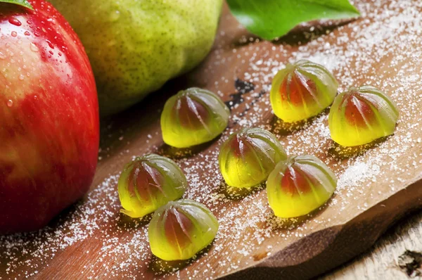 Фруктовые желе с сахаром и фруктами — стоковое фото