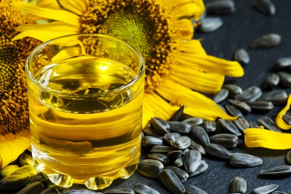 Frisk solsikkeolie i et glas - Stock-foto