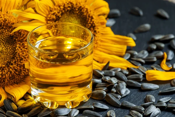 Frisches Sonnenblumenöl im Glas — Stockfoto