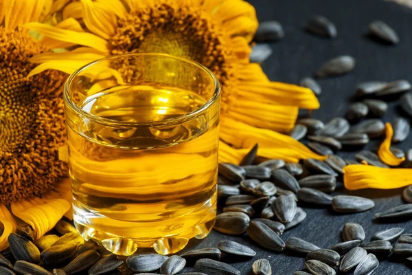 Aceite de girasol fresco en un vaso —  Fotos de Stock