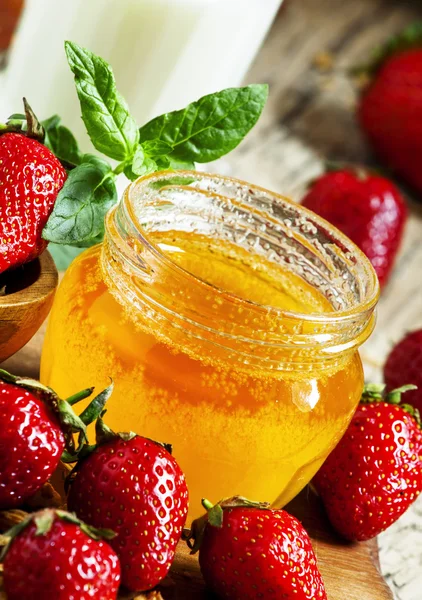 Sklenice medu, jahody, müsli, mléko láhev — Stock fotografie