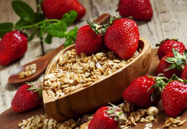 Ev yapımı müsli taze çilek ve nane ile pişmiş 