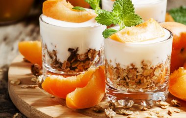 Yoğurt ve kayısı ile ev yapımı granola 