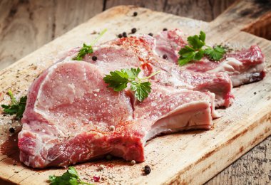 Çiğ et biftek baharatlar ile 