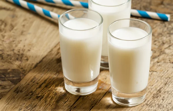 Три стакана свежего молока — стоковое фото