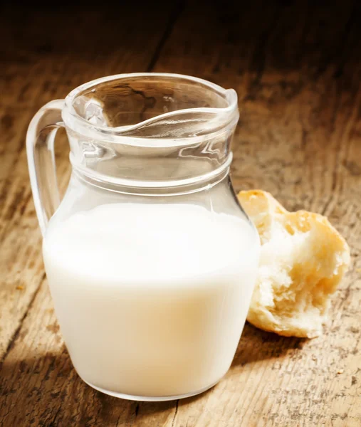 Verse melk en wit brood — Stockfoto