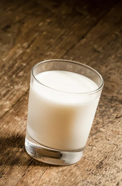 Een glas verse melk. — Stockfoto